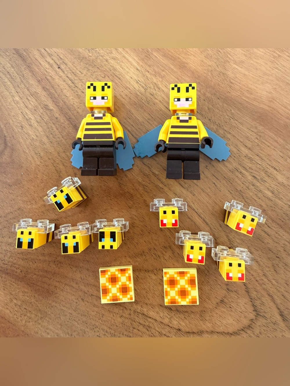 LEGO Minecraft Bee Keeper Minifigures & Bees Lot